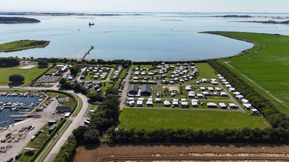 Campingplads med campinghytter set fra oven